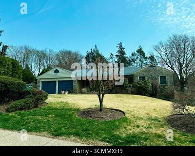 Jenkintown, Pennsylvania, Stati Uniti d'America - 1 aprile 2025: Casa residenziale a Jenkintown, Pennsylvania, con giardino paesaggistico e sfondo blu cielo Foto Stock