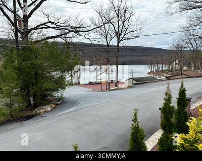 Jenkintown, Pennsylvania, Stati Uniti - 1 aprile 2025: Il lago in Pennsylvania offre acque tranquille e splendidi dintorni naturali. Foto Stock