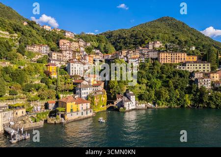 Veduta aerea della cittadina di Nesso, costruita sulla gola omonima. Nesso, lago di Como, provincia di Como, Lombardia, Italia, Europa. Foto Stock