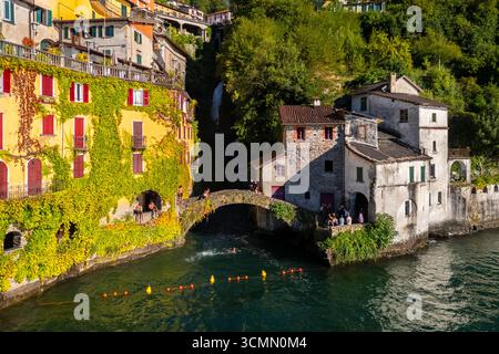 Veduta aerea della cittadina di Nesso, costruita sulla gola omonima. Nesso, lago di Como, provincia di Como, Lombardia, Italia, Europa. Foto Stock