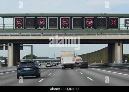 Autobahn Beschilderung im Raum München. Foto: Tempolimit, Höchstgeschwindigkeit 120 km h *** indicazioni stradali nella zona di Monaco foto limite di velocità, velocità massima 120 km h. Foto Stock