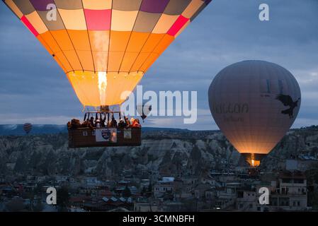 Mongolfiera che spara il suo bruciatore su goreme, cappadocia, Turchia Foto Stock