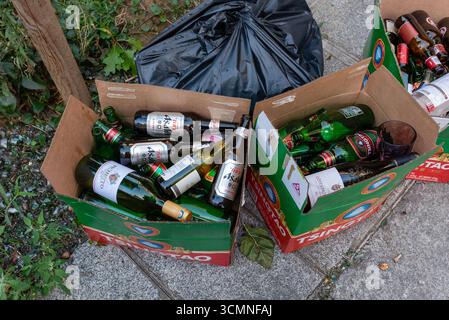 Bottiglie vuote di birra Asahi e Tsingtao lasciate in scatole sul marciapiede di Parigi. Rifiuti Foto Stock