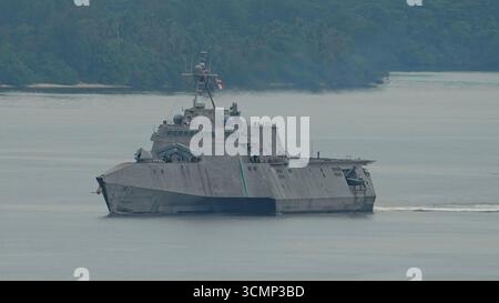 SINGAPORE - 17 SETTEMBRE 2025: La USS Cincinnati (LCS-20) è una nave da combattimento litorale della Marina degli Stati Uniti, classe Independence. Foto Stock