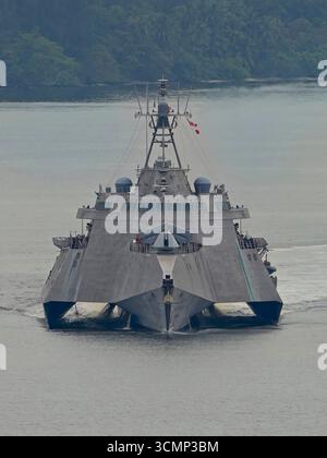 SINGAPORE - 17 SETTEMBRE 2025: La USS Cincinnati (LCS-20) è una nave da combattimento litorale della Marina degli Stati Uniti, classe Independence. Foto Stock