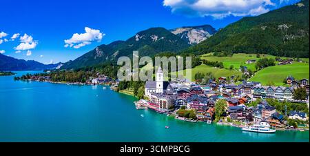 Il lago Wolfgangsee, nella regione austriaca del Salzkammergut, è uno splendido lago balneabile circondato da paesaggi montani mozzafiato. Turismo austriaco e.. Foto Stock