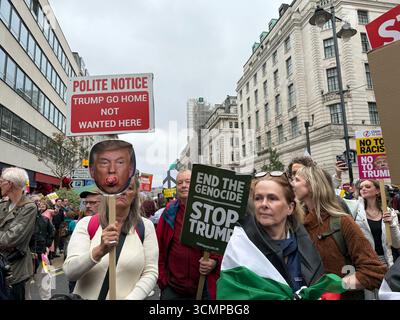 Londra, Regno Unito. 17 settembre 2025. Numerose persone si riuniscono nel centro della città per manifestare contro la visita di stato del presidente degli Stati Uniti Trump. Crediti: Patricia Bartos/dpa/Alamy Live News Foto Stock