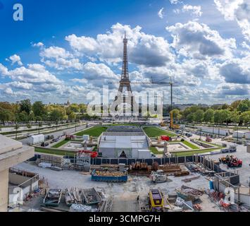 Parigi, Francia - 09 09 2025: Vista panoramica della Torre Eiffel dalla spianata del Trocadero durante i lavori di restauro Foto Stock