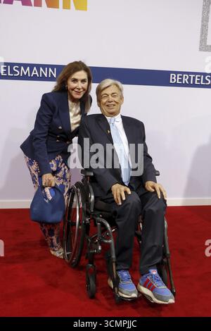 Alexandra Freifrau von Rehlingen e l'uomo Prof. Dr. Matthias Prinz che arrivano al Bertelsmann Summer Party 2025 all'ufficio di rappresentanza Bertelsmann Foto Stock