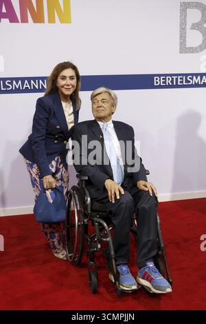 Alexandra Freifrau von Rehlingen e l'uomo Prof. Dr. Matthias Prinz che arrivano al Bertelsmann Summer Party 2025 all'ufficio di rappresentanza Bertelsmann Foto Stock