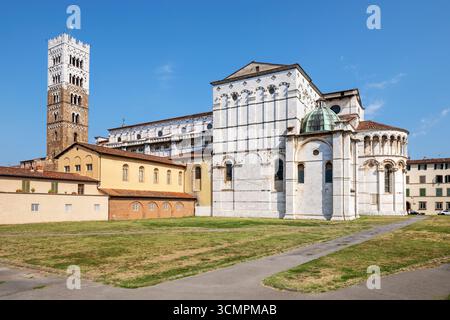 La Cattedrale cattolica romana di Lucca, in Italia, raffigurata dal retro. Foto Stock