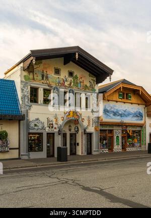 Leavenworth, WA - 25 agosto 2025: Negozio di cappelli e candele nel villaggio alpino tedesco nelle Cascade Mountains nello stato di Washington Foto Stock