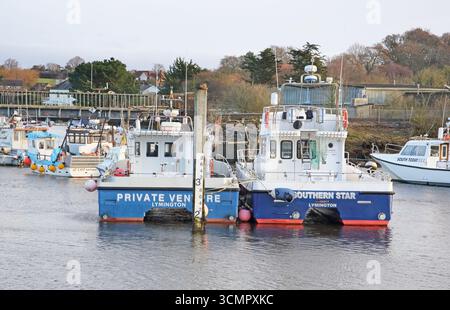 Barche da pesca ormeggiate a Town Quay a Lymington sulla costa dell'hampshire Foto Stock
