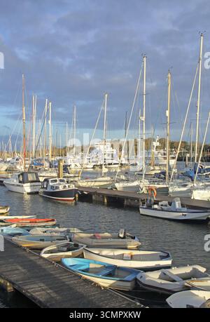 Barche a vela ormeggiate nel porticciolo di Lymington sulla costa dell'hampshire Foto Stock