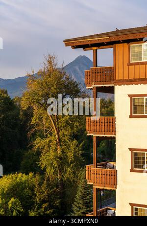 Balconi in legno su un edificio in stile alpino a Leavenworth, nello stato di Washington, con colline alle spalle Foto Stock