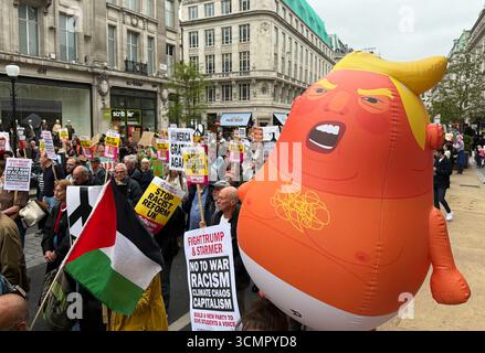 Londra, Regno Unito. 17 settembre 2025. Numerose persone si riuniscono nel centro della città per manifestare contro la visita di stato del presidente degli Stati Uniti Trump. Crediti: Patricia Bartos/dpa/Alamy Live News Foto Stock