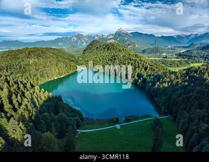 Foto aerea del paesaggio alpino sul lago Alatsee nell'Allgaeu orientale, vicino alla città di Fuessen, Baviera, Germania Foto Stock