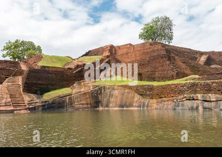 Sri Lanka - Sigiriya - roccia del Leone - serbatoio d'acqua sotto le mura della cittadella Foto Stock