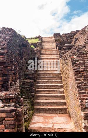 Sri Lanka - Sigiriya - roccia del Leone - scalinata ripida che conduce alla cima tra pareti di pietra Foto Stock