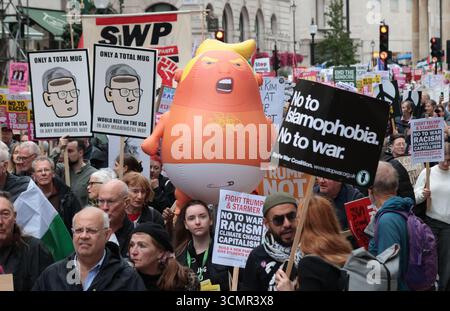 Londra, Regno Unito. 17 settembre 2025. Migliaia di manifestanti anti anti-Trump marciano per le strade di Londra per protestare contro la visita di stato di Donald Trump nel Regno Unito mercoledì 17 settembre 2025. Trump e sua moglie Melania sono in visita di stato di due giorni senza precedenti nel Regno Unito, dove incontrerà re Carlo III e membri della famiglia reale e il primo ministro britannico per le discussioni commerciali. Foto di Hugo Philpott/UPI credito: UPI/Alamy Live News Foto Stock