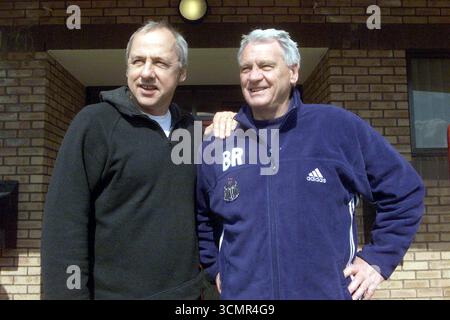 Mark Knopfler, star dei dire Straits, con il boss del Newcastle United Bobby Robson, sul campo di allenamento del club, in vista della semifinale di fa Cup contro Chelsea Foto Stock