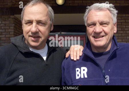 Mark Knopfler, star dei dire Straits, con il boss del Newcastle United Bobby Robson, sul campo di allenamento del club, in vista della semifinale di fa Cup contro Chelsea Foto Stock
