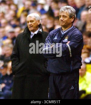 L'ex allenatore del Newcastle Kevin Keegan insieme all'attuale capo dello United Bobby Robson, mentre la sua squadra del Manchester City perde contro lo United in fa Cup Foto Stock