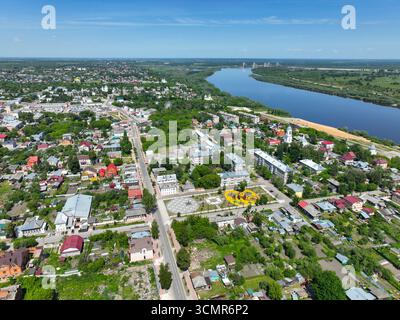 Un'ampia vista aerea della città di Murom, che mostra la sua struttura urbana e le strade principali, con il fiume Oka e il ponte Murom in lontananza. Foto Stock