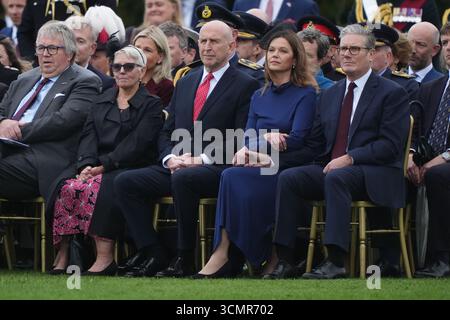 Il visconte Hood, Lord-in-Waiting (a sinistra), il segretario alla difesa John Healey (al centro) e sua moglie Jackie Healey (seconda a sinistra), siedono con il primo ministro Sir Keir Starmer e Lady Victoria Starmer (prima e seconda a destra) durante una cerimonia di ritiro del battito al Castello di Windsor, Berkshire, il primo giorno della seconda visita di stato nel Regno Unito dal presidente degli Stati Uniti Donald Trump e da sua moglie, la First Lady Melania Trump. Data foto: Mercoledì 17 settembre 2025. Foto Stock