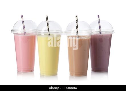 Frullati di diverso gusto in tazze di plastica isolate su bianco Foto Stock