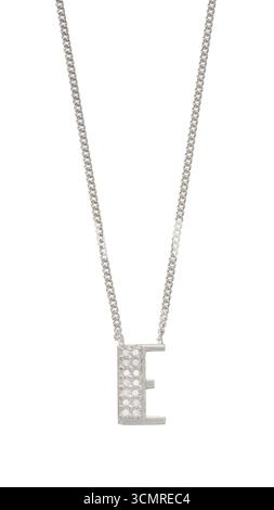 Collana monogramma con pendente lettera e su sfondo bianco Foto Stock