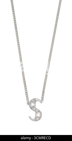 Collana con pendente a lettera S monogramma su sfondo bianco Foto Stock