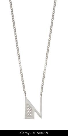 Collana monogramma con pendente Letter N su sfondo bianco Foto Stock