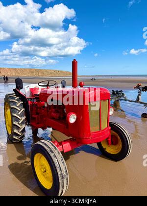Un trattore da pescatore sulla spiaggia di Filey, North Yorkshire, Inghilterra, Regno Unito Foto Stock
