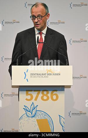 Der Zentralrat der Juden in Deutschland feiert am Mittwochabend 17.09.2025 sciabiche anlaesslich 75-jaehrigen Bestehens einen Rosch-Haschana-Empfang Neujahrsempfang im Juedischen Museum di Berlino. Foto: Bundeskanzler Merz CDU Der Zentralrat der Juden in Deutschland wurde am 19. Juli 1950 fuenf Jahre nach Ende des Zweiten Weltkriegs und der Schoa a Francoforte sul meno gegruendet. Seitdem ist er die politische, gesellschaftliche und religioese Vertretung der juedischen Gemeinschaft in Deutschland. Unter seinem Dach sind alle juedischen Denominationen vertreten. Der Zentralrat setzt sich fuer Demokra Foto Stock