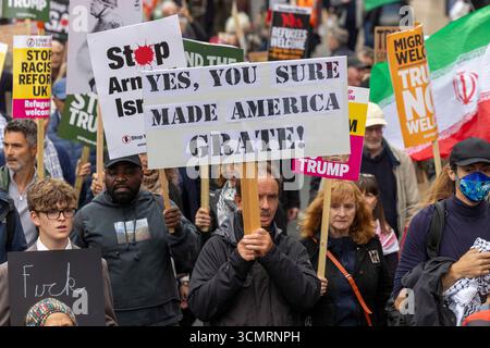 Londra, Regno Unito. 17 settembre 2025. Migliaia di persone marciano in una protesta “Trump non gradito” attraverso il centro di Londra. Donald Trump è arrivato ieri al Castello di Windsor, dove avrà un banchetto con re Carlo III. Credito: Karl Black/Alamy Live News Foto Stock