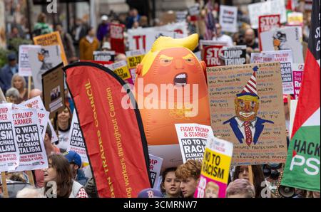 Londra, Regno Unito. 17 settembre 2025. Migliaia di persone marciano in una protesta “Trump non gradito” attraverso il centro di Londra. Donald Trump è arrivato ieri al Castello di Windsor, dove avrà un banchetto con re Carlo III. Credito: Karl Black/Alamy Live News Foto Stock