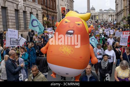 Londra, Regno Unito. 17 settembre 2025. Migliaia di persone marciano in una protesta “Trump non gradito” attraverso il centro di Londra. Donald Trump è arrivato ieri al Castello di Windsor, dove avrà un banchetto con re Carlo III. Credito: Karl Black/Alamy Live News Foto Stock