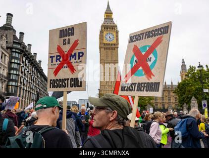 Londra, Regno Unito. 17 settembre 2025. Migliaia di persone marciano in una protesta “Trump non gradito” attraverso il centro di Londra. Donald Trump è arrivato ieri al Castello di Windsor, dove avrà un banchetto con re Carlo III. Credito: Karl Black/Alamy Live News Foto Stock