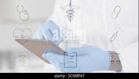 Picchiettando medico indossando camice da laboratorio e guanti in ospedale con tablet digitale, icone mediche fluttuanti Foto Stock