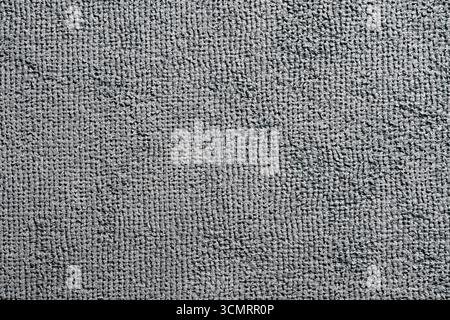 Panno di pulizia grigio in microfibra per sfondo e texture, primo piano, vista dall'alto. Esempio dettagliato di sfondo con texture di tessuto pulita Foto Stock