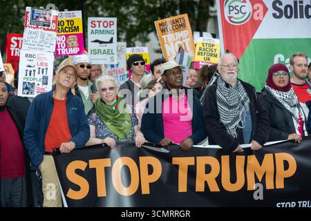 Londra, Regno Unito. 17 settembre 2025. Una visita anti-trump marzo e protesta a Londra Regno Unito credito: Ian Davidson/Alamy Live News Foto Stock