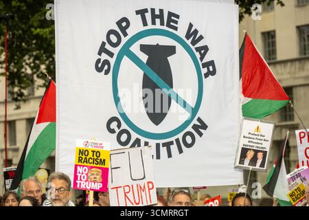 Londra, Regno Unito. 17 settembre 2025. Una visita anti-trump marzo e protesta a Londra Regno Unito credito: Ian Davidson/Alamy Live News Foto Stock