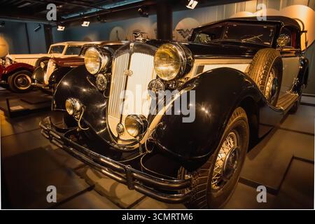 Riga, Lettonia - 8 maggio 2017: Auto d'epoca di lusso in mostra al Museo del motore di riga, che mostra un design intricato e l'artigianato nella storia dell'automobile Foto Stock