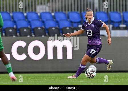 Deinze, Belgio. 17 settembre 2025. Karlijn Helsen (17) di Anderlecht nella foto di una partita di calcio femminile tra RSC Anderlecht Women e Aris Limassol FC nel primo turno di qualificazione della stagione 2025-2026 della UEFA Womens Europa Cup, mercoledì 17 settembre 2025 a Deinze, Belgio. Crediti: Sportpix/Alamy Live News Foto Stock