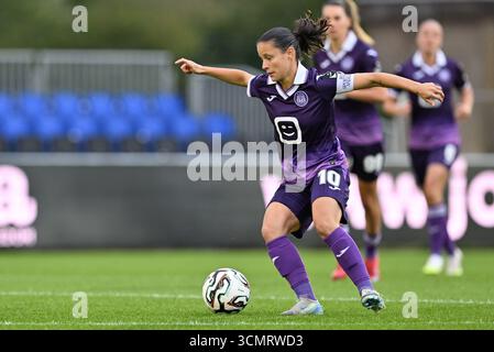 Deinze, Belgio. 17 settembre 2025. Stefania Vatafu (10) di Anderlecht nella foto durante una partita di calcio femminile tra RSC Anderlecht Women e Aris Limassol FC nel primo turno di qualificazione della stagione 2025-2026 della UEFA Womens Europa Cup, mercoledì 17 settembre 2025 a Deinze, Belgio. Crediti: Sportpix/Alamy Live News Foto Stock