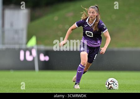 Deinze, Belgio. 17 settembre 2025. Fran Meersman (5) di Anderlecht nella foto durante una partita di calcio femminile tra RSC Anderlecht Women e Aris Limassol FC nel primo turno di qualificazione della stagione 2025-2026 della UEFA Womens Europa Cup, mercoledì 17 settembre 2025 a Deinze, Belgio. Crediti: Sportpix/Alamy Live News Foto Stock