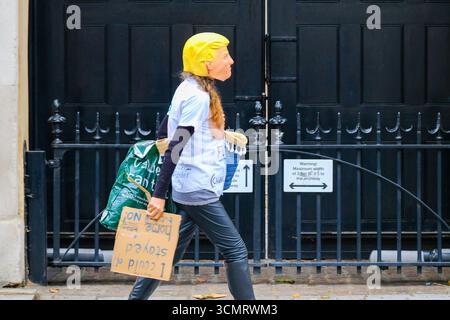 Londra, Regno Unito. 17 settembre 2025. Attivisti di circa 50 organizzazioni ambientaliste, sindacati, associazioni di beneficenza e altre organizzazioni hanno protestato contro la seconda visita di Stato del Presidente americano nel Regno Unito nella marcia "Trump Not Welcome" da portland Place a Parliament Square. Credito: Fotografia dell'undicesima ora/Alamy Live News Foto Stock