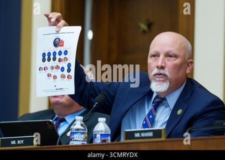 Washington, Stati Uniti. 17 settembre 2025. Il rappresentante degli Stati Uniti Chip Roy (Repubblicano del Texas) tiene una tabella dei contributi di George Soros durante un'audizione del Comitato giudiziario della camera nel Campidoglio degli Stati Uniti a Washington, DC, mercoledì 17 settembre 2025. Il direttore dell'FBI Patel sta testimoniando all'indomani dell'assassinio di Charlie Kirk e in mezzo a un esame sui fascicoli di Jeffrey Epstein. Foto di Aaron Schwartz/UPI credito: UPI/Alamy Live News Foto Stock