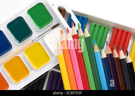 Sfondo di matite colorate, plasticine e vernici ad acquerello. Ufficio scolastico Foto Stock